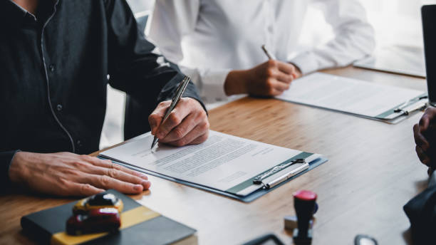Business people sign investment agreements to business.